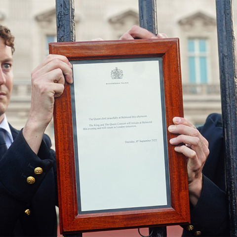 Η στιγμή που θυροκολλήθηκε στο Μπάκιγχαμ η αναγγελία του θανάτου της Ελισάβετ