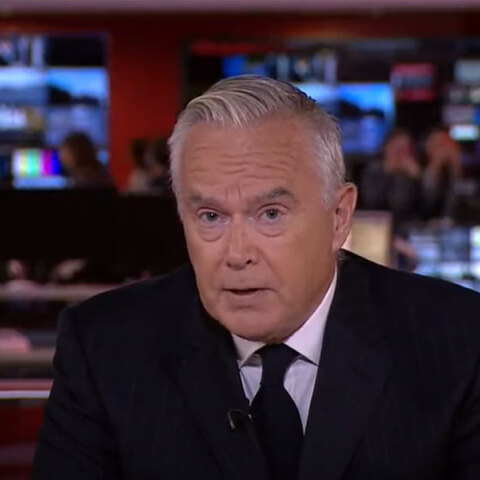 Ο παρουσιαστής του BBC ανακοινώνει ότι πέθανε η βασίλισσα Ελισάβετ