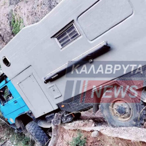 Το τροχοκινούμενο στα Καλάβρυτα έτοιμο να φύγει στον γκρεμό