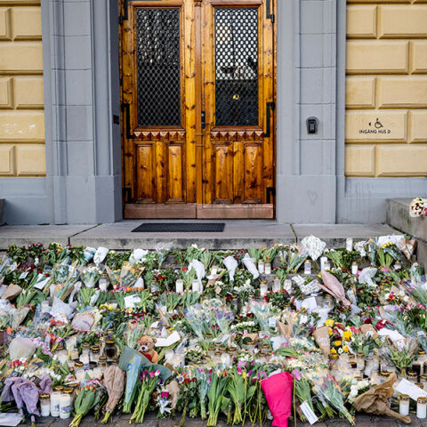 Λουλούδια έξω από το σχολείο στο Μάλμε που ο μαθητής σκότωσε με τσεκούρι τις καθηγήτριές του