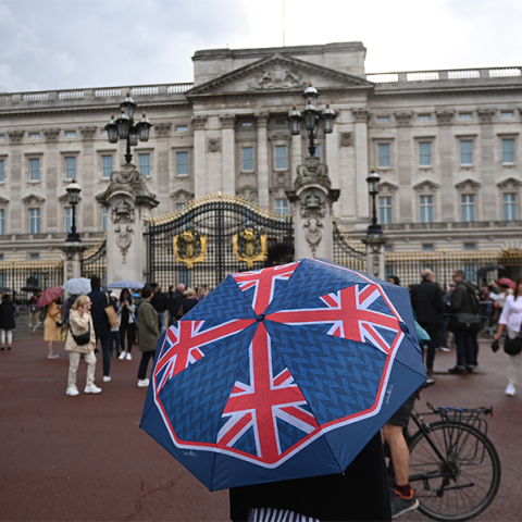 Πλήθος κόσμου έξω από το Μπάκιγχαμ για τη βασίλισσα Ελισάβετ