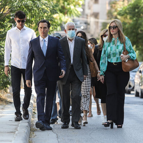 Ο Πέτρος Φιλιππίδης κατευθύνεται στο δικαστήριο για τις υποθέσεις βιασμού που κατηγορείται