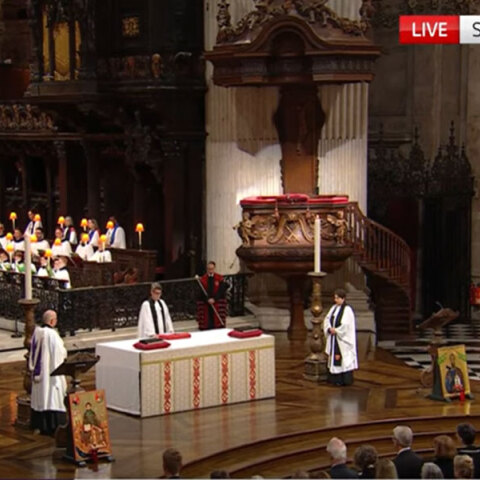 Η λέξη «βασιλιάς» ακούστηκε για πρώτη φορά στον βρετανικό εθνικό ύμνο μετά από 70 χρόνια