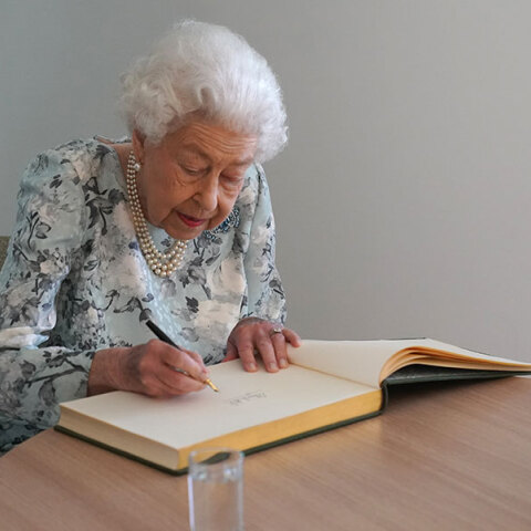 Η βασίλισσα Ελισάβετ είχε αίσθηση του χιούμορ και φρόντισε να το δείξει σε συνάντηση με Αμερικανό τουρίστα στη Σκωτία