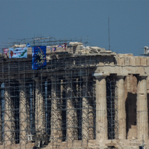 Άνδρας σκαρφάλωσε στον Παρθενώνα και κρέμασε σημαίες