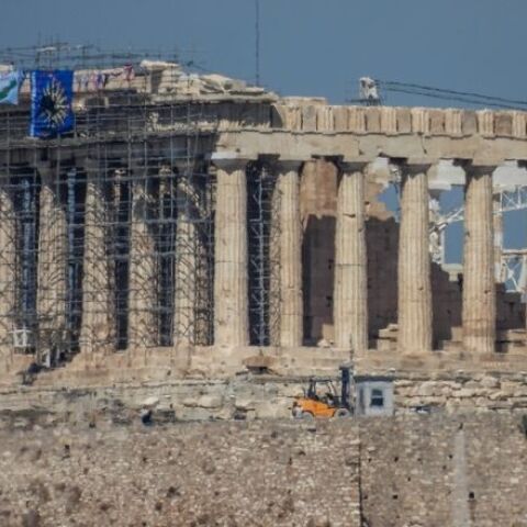 Άνδρας κρέμασε σημαίες στον Παρθενώνα  EUROKINISSI