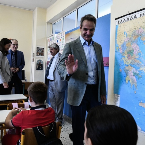 Σχολεία: Ο Κυριάκος Μητσοτάκης στον αγιασμό σχολείου στη Δραπετσώνα προτάσσει το χέρι του σε μαθητή