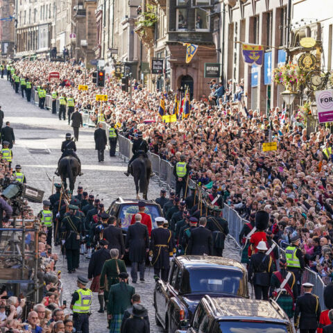Βρετανία: Με επικεφαλής τον βασιλιά Κάρολο ξεκίνησε στο Εδιμβούργο η πομπή για τη μεταφορά της σορού της Ελισάβετ Β΄ στον Καθεδρικό Ναό