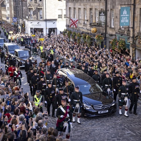 Η νεκρική πομπή της βασίλισσας Ελισάβετ στο Εδιμβούργο της Σκωτίας