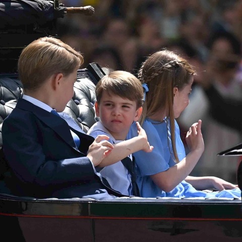 Ο πρίγκιπας Λούις με τα αδέλφια του σε βασιλική άμαξα