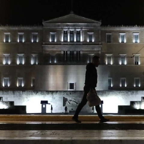 Με λιγότερα φώτα η Βουλή τη νύχτα λόγω ενεργειακής κρίσης