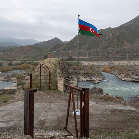 Σημαία του Αζερμπαϊτζάν κυματίζει σε γέφυρα ποταμού στο Ναγκόρνο Καραμπάχ