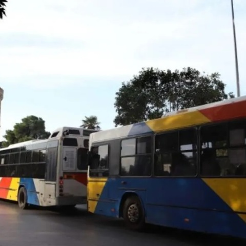 Άγριος τσακωμός ανάμεσα σε επιβάτη και οδηγό λεωφορείου για τη μάσκα