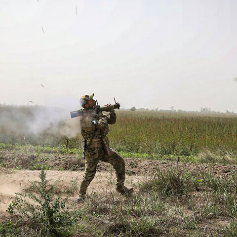 Ρώσος στρατιώτης στη Χερσώνα της Ουκρανίας εκτοξεύει αντιαρματικό βλήμα