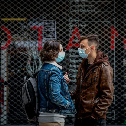 Νεαροί με μάσκα για τον κορωνοϊό στο κέντρο της Αθήνας