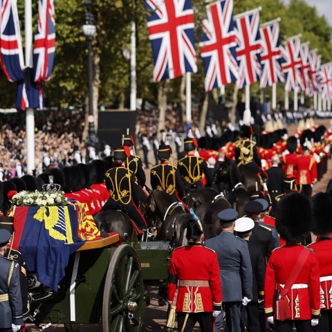 Το φέρετρο με τη σορό της βασίλισσας Ελισάβετ, συνοδεία της βασιλικής φρουράς, στο Λονδίνο