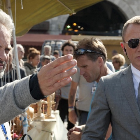 Ο Σαμ Μέντες πιστεύει πως θα ήταν ωραίο να δούμε μια γυναίκα να σκηνοθετεί τον Τζέιμς Μποντ