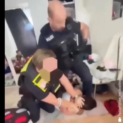 Αντιδράσεις για βίαιη σύλληψη πατέρα μπροστά στα παιδιά του στο Βερολίνο