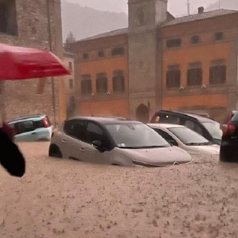 Επτά νεκροί και τρεις αγνοούμενοι από τις πλημμύρες στην Ιταλία