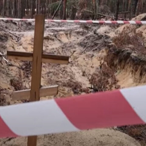 Ομαδικός τάφος στην πόλη Ιζιούμ της Ουκρανίας