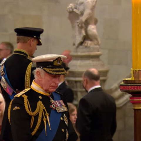Ο βασιλιάς Κάρολος με στρατιωτική στολή στην αγρυπνία της βασίλισσας Ελισάβετ στο Γουέστμινστερ