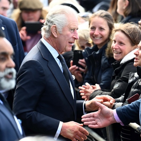 Βασίλισσα Ελισάβετ: Τον κόσμο που περιμένει στην ουρά επισκέφτηκαν ο Κάρολος με τον Ουίλιαμ