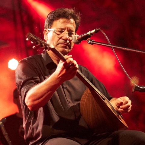 Ο Θανάσης Παπακωνσταντίνου διαψεύδει την ΕΛΑΣ για τα χημικά στη συναυλία του