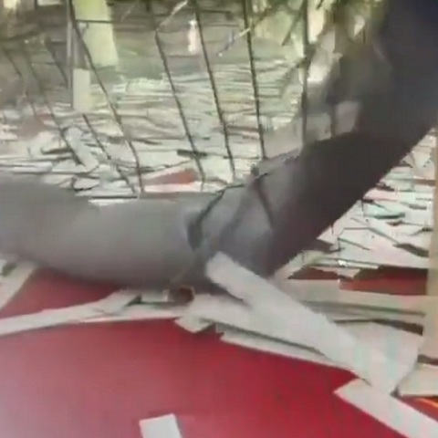 Σεισμός στην Ταϊβάν: Η στιγμή που καταρρέει οροφή σε γήπεδο