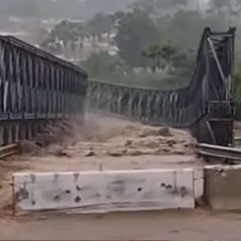 Η μεταλλική γέφυρα έχει αρχίσει να καταρρέει, καθώς ο κυκλώνας Φιόνα σαρώνει το Πουέρτο Ρίκο