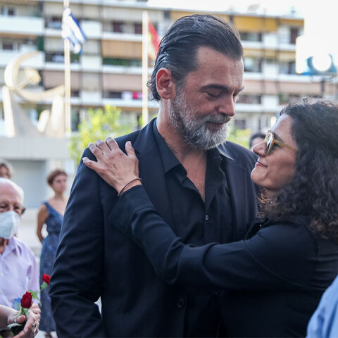 Η οικογένεια του Κώστα Καζάκου στην αποχαιρετιστήρια τελετή στον Περισσό