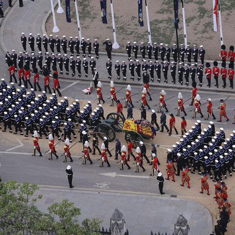 Ο κιλλίβαντας με το φέρετρο της βασίλισσας Ελισάβετ και οι 142 ναύτες