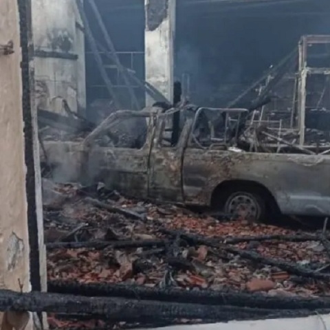 Μπήκε με το αμάξι στο κατάστημα του αδερφού του, έβαλε φωτιά και κάηκε