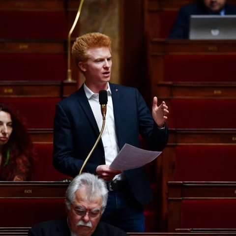 Ο 32χρονος Αντριέν Κατνάν, με το χαρακτηριστικό κόκκινο μαλλί, το άσπρο πουκάμισο και το σκούρο σακάκι, είχε βάσιμες βλέψεις για τις προεδρικές εκλογές του 2027. 