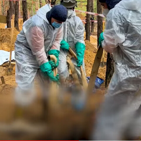 Ουκρανοί στο Ιζιούμ ανασύρουν σορούς παιδιών από ομαδικό τάφο