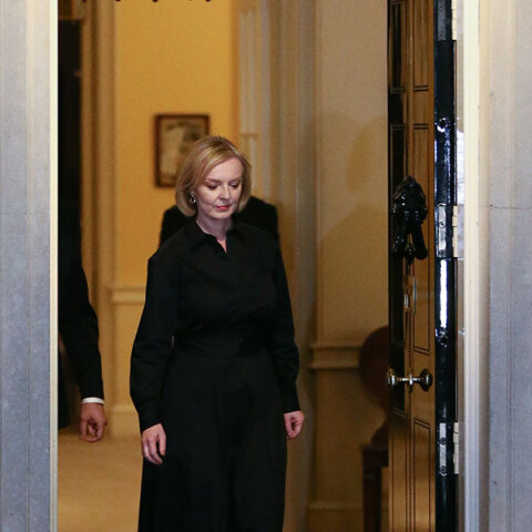 Η πρωθυπουργός της Βρετανίας Λιζ Τρας, στα μαύρα ντυμένη, βγαίνει από την Ντάουνινγκ Στριτ στο Λονδίνο