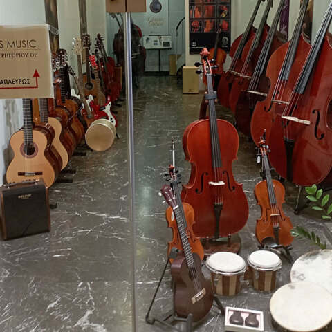 Μουσικά όργανα σε βιτρίνα στο κατάστημα Panas Music