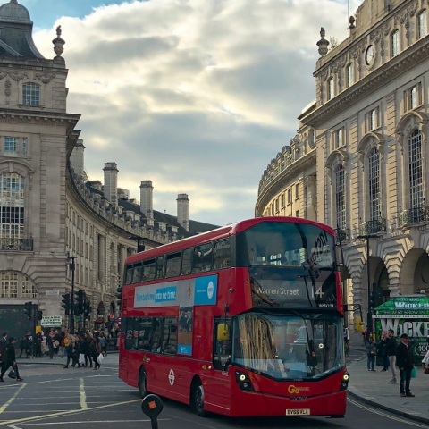 Πλαφόν στις τιμές ρεύματος και φυσικού αερίου για τις επιχειρήσεις στη Βρετανία
