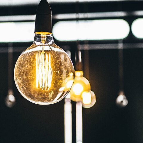 Παραμένει ακριβό και τον Οκτώβριο το ηλεκτρικό ρεύμα για νοικοκυριά και επιχειρήσεις