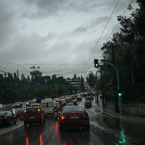 Κίνηση και βροχή στο κέντρο της Αθήνας