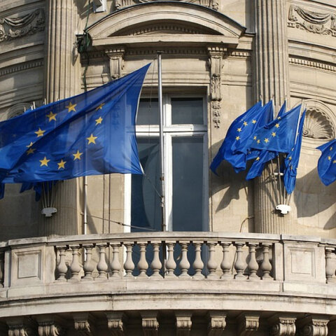 Σημαίες της Ευρωπαϊκής Ένωσης κυματίζουν σε μπαλκόνι