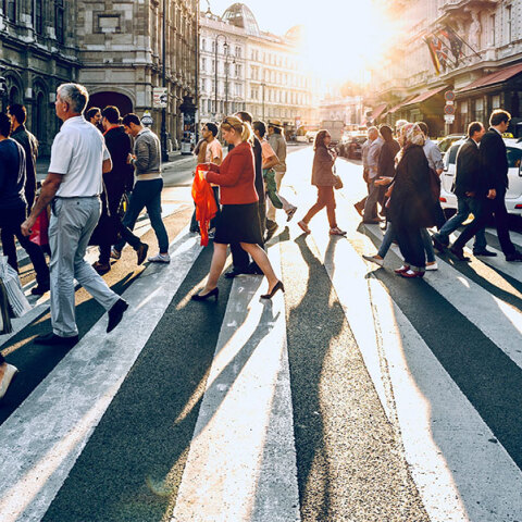 Πολίτες περπατούν στον δρόμο