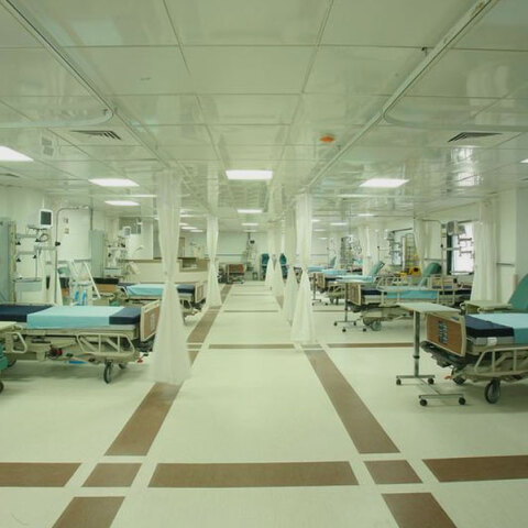 Κρεβάτια σε νοσοκομείο για ασθενείς με κορωνοϊό