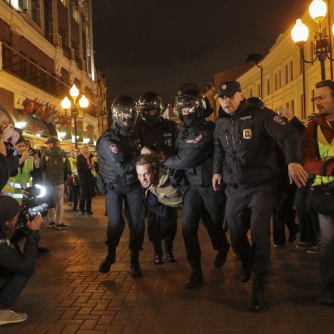 Οι Ρώσοι αντιδρούν στην επιστράτευση: Διαδηλώσεις, συλλήψεις και ουρές στα σύνορα