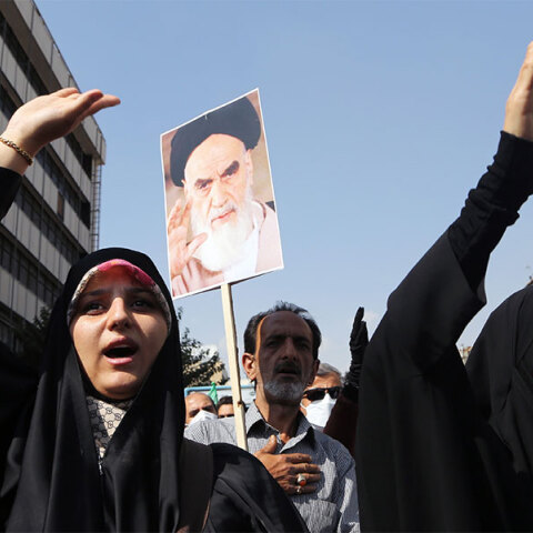 Χιλιάδες άνθρωποι διαδήλωσαν υπέρ της μαντίλας στο Ιράν