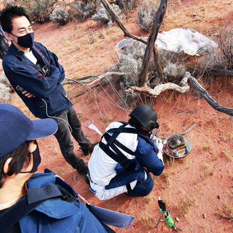 Ιάπωνες συλλέγουν σε έρημο στην Αυστραλία την κάψουλα με το δείγμα από τον αστεροειδή Ryugu