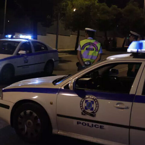 Νυχτερινό μπλόκο της αστυνομίας σε δρόμο της Αθήνας