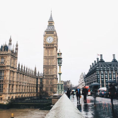 Η Βρετανία καταργεί φορολογικούς συντελεστές για να προσελκύσει επενδύσεις