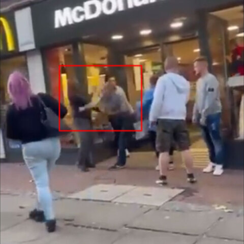 Έπεσε ξύλο έξω από ταχυφαγείο στην Αγγλία