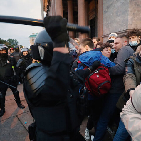 Ρώσος αστυνομικός χτυπά νεαρό σε διαδήλωση στην Αγία Πετρούπολη κατά της μερικής επιστράτευσης για τον πόλεμο στην Ουκρανία