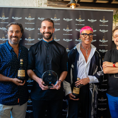 O Δημήτρης Σταμίδης από το Abuelos στην Περαία ανάμεσα στους κριτές του Vero Bartender 2022 Λάκη Γαβαλά, Γιάννη Λουκάκο και Rudi Carrarο